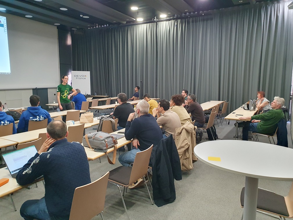 Photo de Aline Paponaud s&rsquo;adressant aux participants au meetup Search, Data and AI