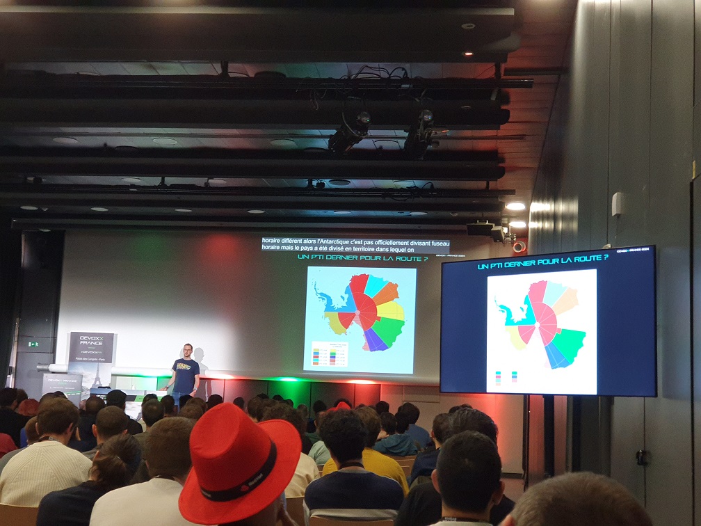 Photo de Julien Deniau pendant sa conférence Tout ce que vous n&rsquo;avez jamais voulu savoir sur les fuseaux horaires