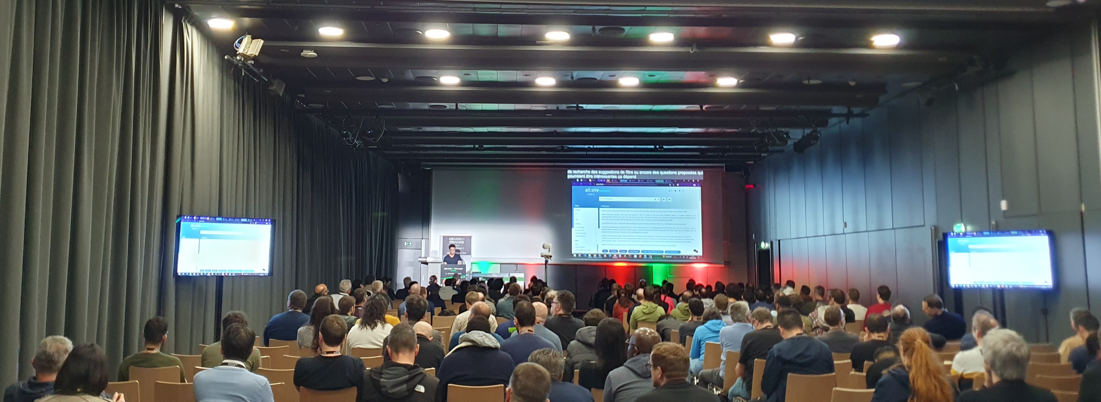 Photo de Mouhcine Boutinzer devant le public de Devoxx France