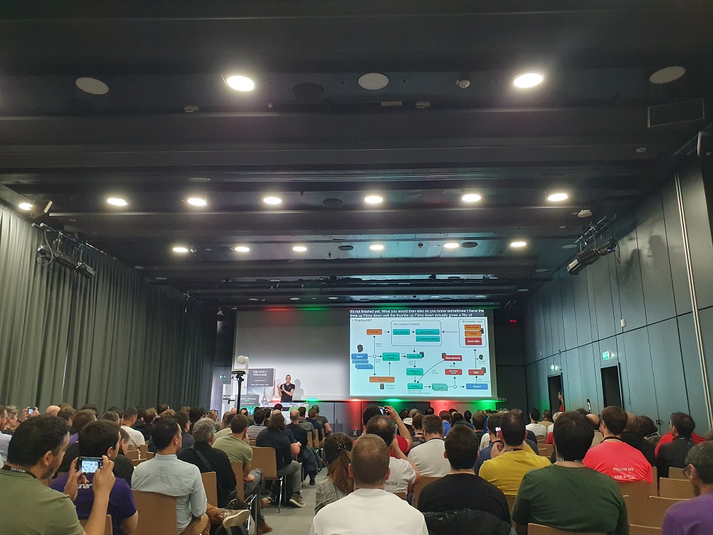 Photo de Stephan Janssen presentant l&rsquo;architecture de son implémentation RAG&rsquo;