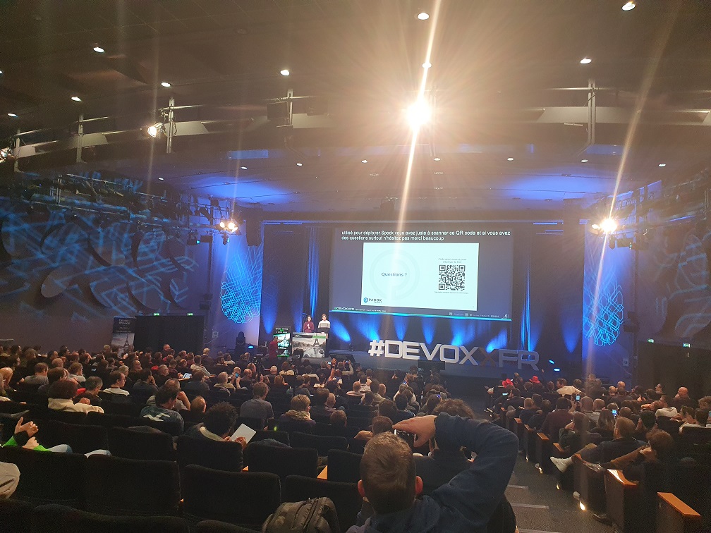 Photo de Joséphine Saint-Joanis et Clément Fages de Padok à la fin de leur présentation dans l&rsquo;Amphithéatre bleu